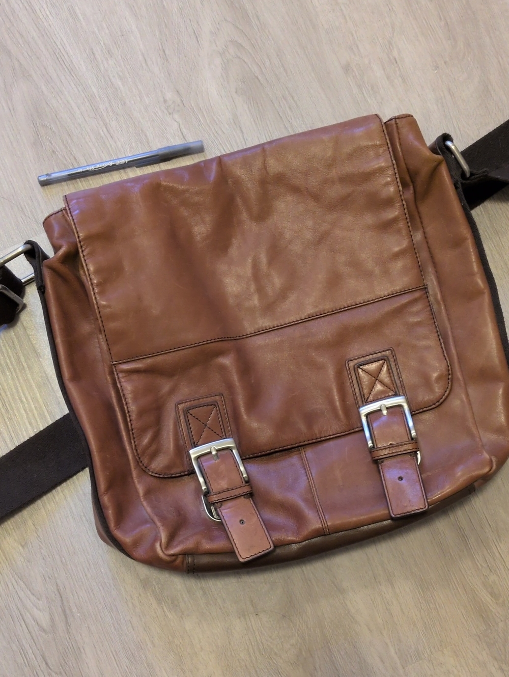Men's Brown Leather Messenger Bag - Classic Carry